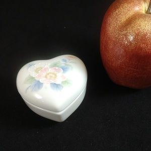 🦚"Peony" Otagiri heart shaped floral trinket box